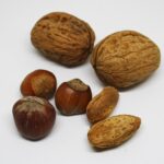 Noci su un tavolo, simbolo di salute per cuore e cervello in un'alimentazione quotidiana.